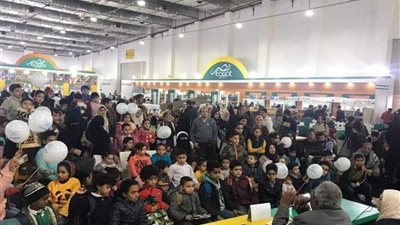 بالصور .. حضور كبير للأطفال بمعرض الكتاب