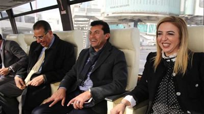 بالصور.. وزيرة شئون الشباب والرياضة بتونس تستقبل وزير الرياضة لدى وصوله لمطار قرطاج