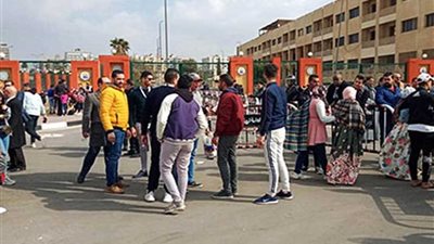 عشرات الآلاف من المواطنين يتوافدون على ستاد القاهرة حاملين أعلام مصر