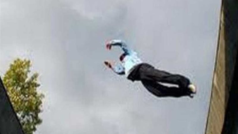 تشاجر مع والده فحاول