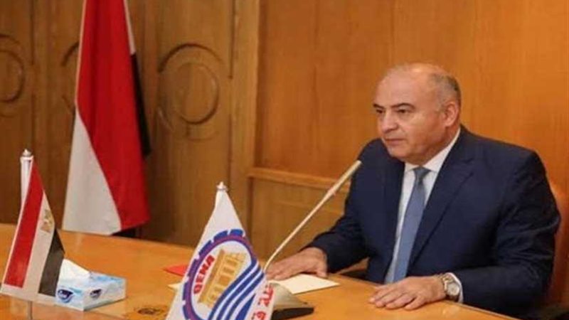 محافظ قنا يجتمع بأعضاء