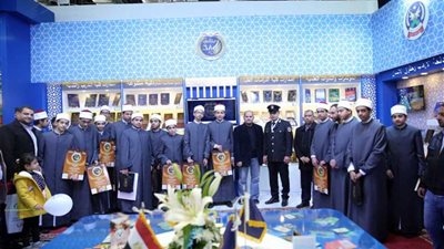 طلاب الأزهر يهنئون رجال الشرطة بعيدهم في معرض الكتاب