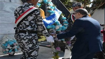 محافظ المنيا يضع الزهور على النصب التذكاري لشهداء الشرطة