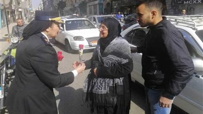 الشرطة توزع الورود والهدايا على المواطنين في عيدها الـ68.. صور