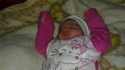 العثور على طفلة رضيعة داخل كرتونه بـ