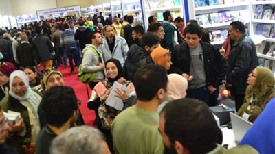 إقبال كبير على كتب مكتبة الأسرة بمعرض الكتاب (صور)