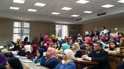 مشاركون بندوة 