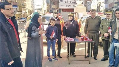 الشرطة توزع الورود على المواطنين في المنوفية
