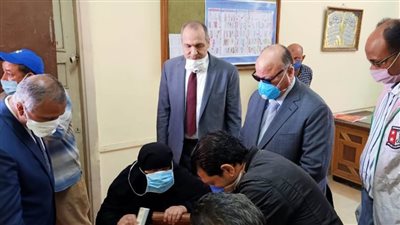 محافظ القاهرة يطمئن على مستحقي المعاشات وطلاب 