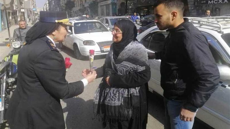 الشرطة توزع الورود