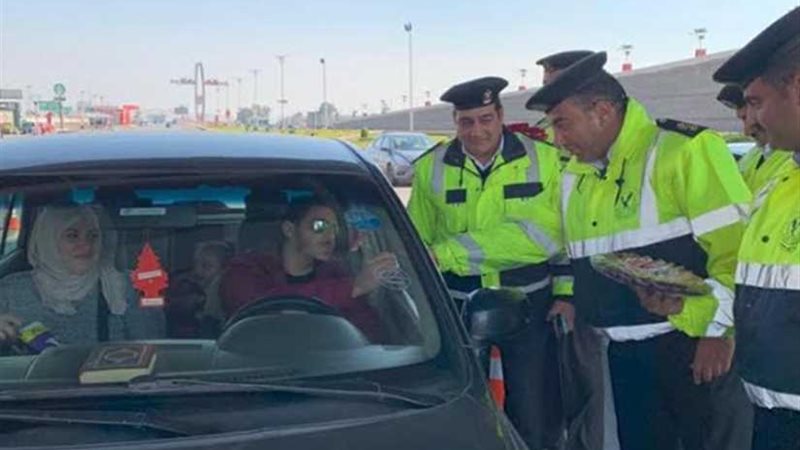 توزع هدايا وكتيبات