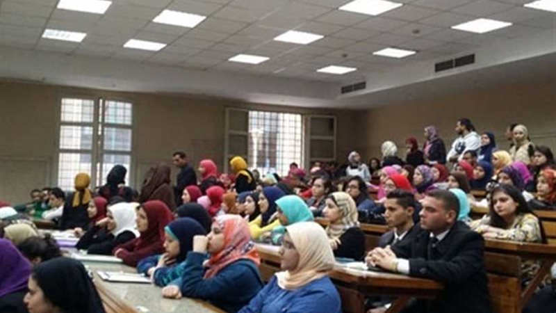 مشاركون بندوة الشراكات