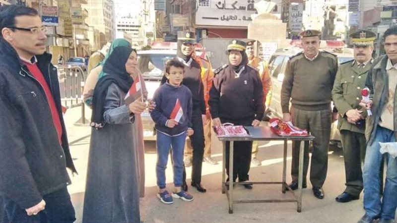 الشرطة توزع الورود