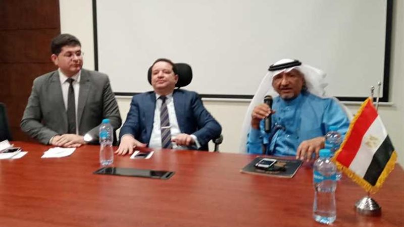 مستثمرون يناقشون