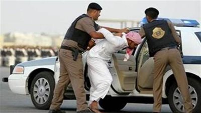 القبض على سعوديين نشروا فيديو لإحضارهم حلاقًا سراً لمقر إقامتهم
