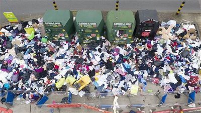  بالفيديو والصور.. الذباب والناموس يطاردان الإنجليز من مقالب القمامة 