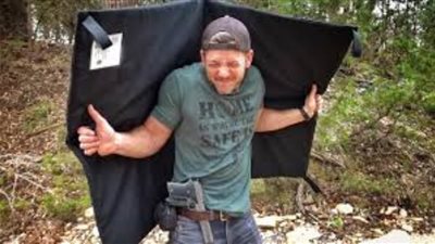 شاهد.. أمريكي يختبر بطانية واقية من الرصاص