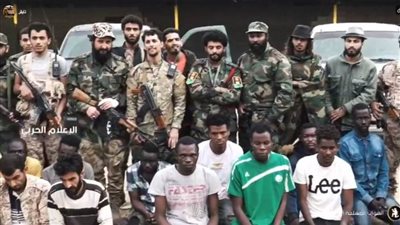 بالفيديو...الجيش الليبي يأسر 14 ميليشياويا بينهم مرتزقة تشاديون 