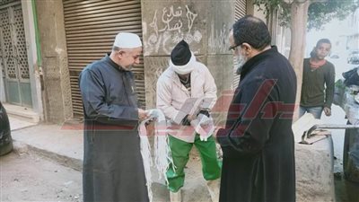شيخ وقس يقومان بجولات توعية لعمال النظافة ويوزعان مستلزمات وقاية لمواجهة 