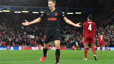 نجم أتلتيكو مدريد يفك ملل العزل المنزلي مع كلبه 