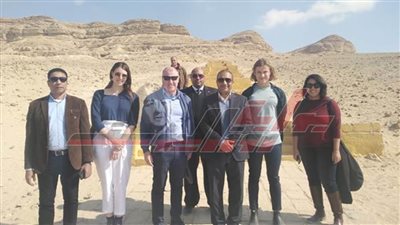 السفير الأسترالي خلال زيارته للمنطقة الأثرية ببني حسن 