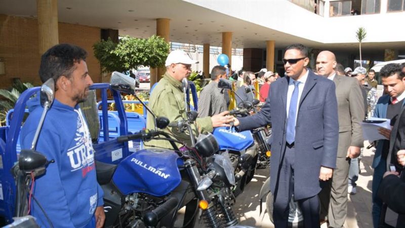 محافظ الدقهلية أثناء