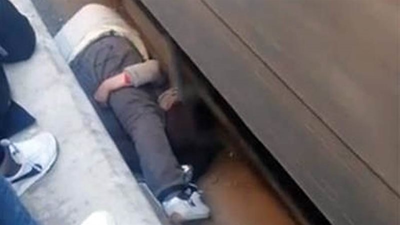 اب ينقذ ابنته من