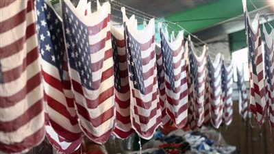 إيران تصنع 24 ألف علم أمريكي وإسرائيلي سنويًا.. تعرف على السر