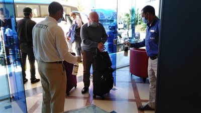 آخر فوج للعائدين من واشنطن يصل مرسى علم