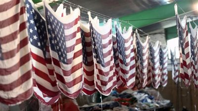 إيران تصنع 24 ألف علم أمريكي وإسرائيلي 