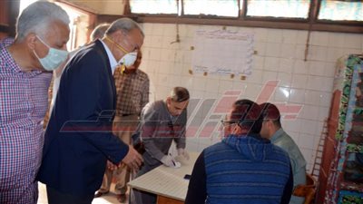 محافظ القليوبية يتابع صرف المعاشات