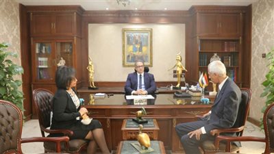 العناني يستقبل مرشدين بعد الحجر الصحي