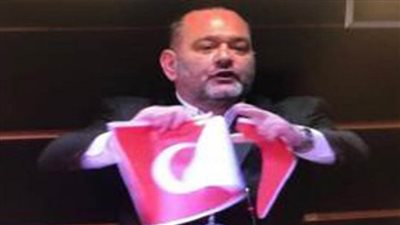 تمزيق العلم التركي في البرلمان الأوروبي