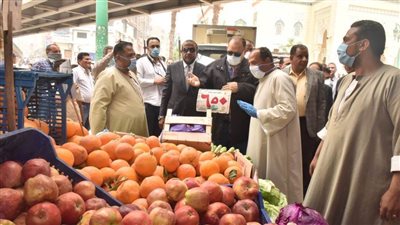 محافظ أسيوط يفتتح معارض الغرفة التجارية لبيع الخضار والفاكهة والسلع الغذائية بأسعار مخفضة