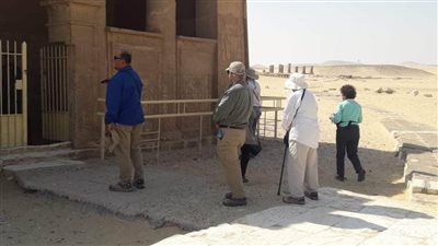 وفد سياحي أمريكي يزور آثار تونا الجبل بالمنيا