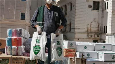 مؤسسة مصر الخير بالمنيا توزع 3260 كرتونة وشنطة مواد غذائية ومستلزمات وقائية  .. صور