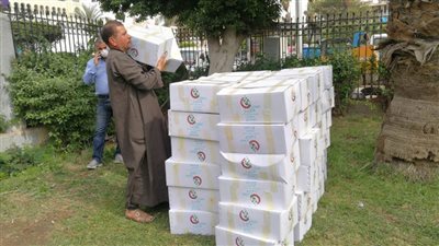 “صناع الخير” توزع مواد غذائية وحقائب للوقاية من فيروس كورونا على عمال النظافة بمصر الجديدة