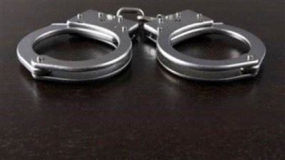 القبض على طالب يستعرض طبنجة صوت وقت الحظر بوسط البلد