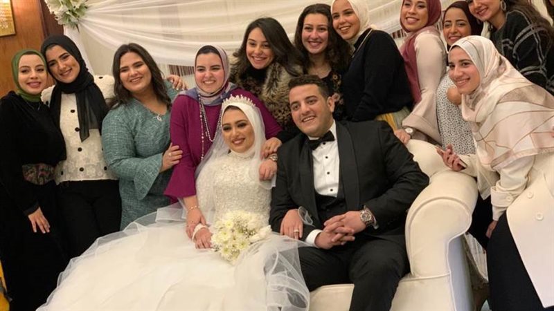 العروسين يحتفلان