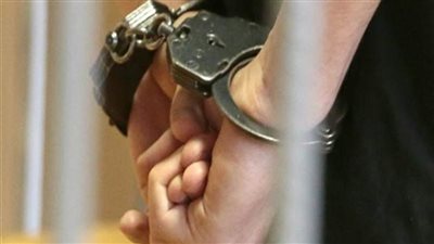 ضبط طالب بالبحيرة يروج للمخدرات عبر 