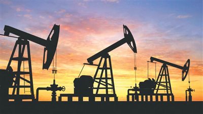 ارتفاع العقود الآجلة للنفط وسط توقعات لتخفيضات في الإنتاج