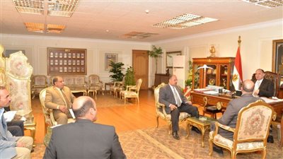 محافظ أسيوط يلتقي مسؤولي الثروة الحيوانية