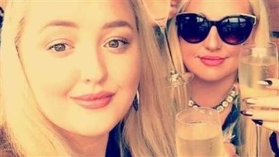   أم وأبنتها في المنزل .. أشقاء أمام الناس  