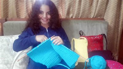 ساعة الحظر متتعوضش .. خديجة ١٠ سنوات تصنع شنطا وإكسسوارات 