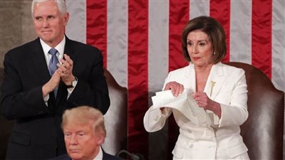 نانسي بيلوسي تمزق نسخة من خطاب ترامب أمام الكونجرس بعد أن رفض مصافحتها... فيديو