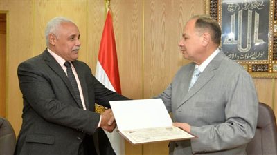 محافظ أسيوط يكرم قيادات التعليم بالمحافظة