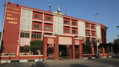 محافظ سوهاج يتفقد أعمال تطوير فندق 