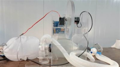 مهندس سوري يبتكر بمساعدة أبنائه جهاز تنفس صناعي