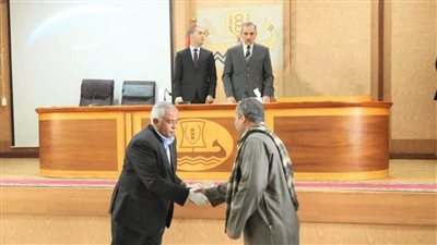 نورالدين يسلم عقود تقنين لأملاك الدولة بكفرالشيخ 