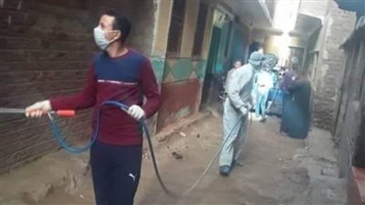 متطوعون يقومون بحملات تعقيم لقريتهم ضد كورونا بملوي 